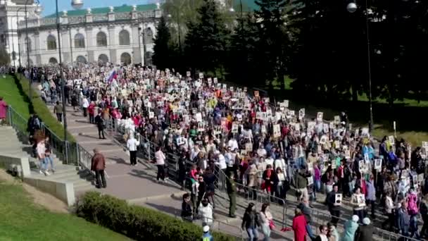 Kazan, Rusland - 5 mei 2018: onsterfelijke Regiment op de dag van de overwinning — Stockvideo