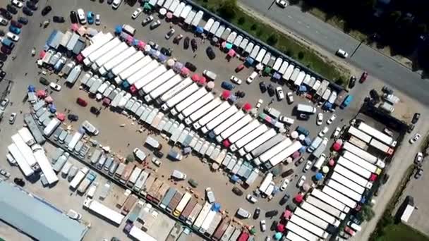 Vista dall'alto del mercato automobilistico. tiro con elicottero — Video Stock