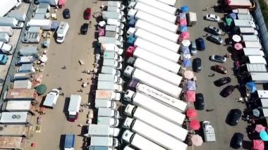 Kazan, Rusya - 08.04.2018: En büyük gıda pazarı Kazan şehir. Burada meyve ve sebze satılıyor. Ürünler büyük makinelerde pazara getirilen.