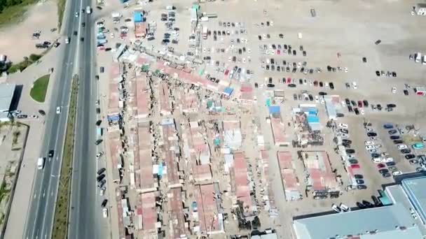 Blick von oben auf den Automarkt. Schießen mit dem Hubschrauber — Stockvideo