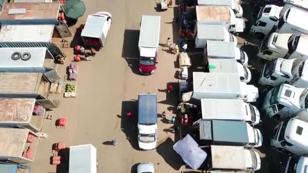 Bovenaanzicht van de automarkt. schieten met copter — Stockvideo