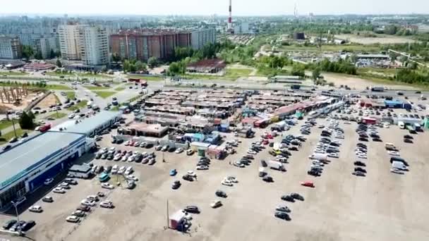 Ovanifrån av bilmarknaden. skytte med copter — Stockvideo