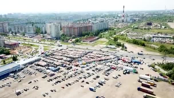 Blick von oben auf den Automarkt. Schießen mit dem Hubschrauber — Stockvideo