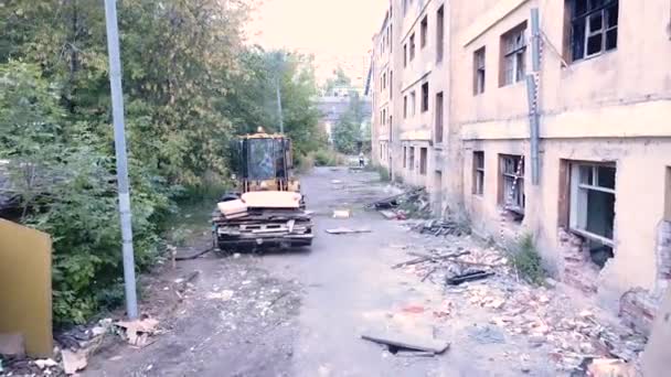 Старый заброшенный дом в городе — стоковое видео