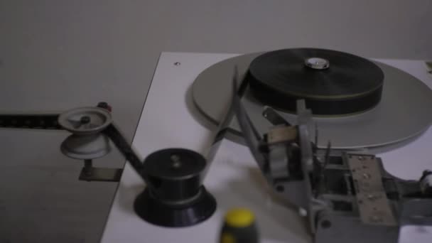O processo de carregamento de filme na bobina — Vídeo de Stock