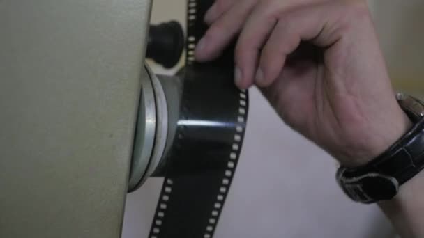 Процесс зарядки пленки в катушке — стоковое видео