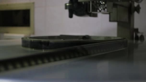 Le processus de charge du film dans la bobine 