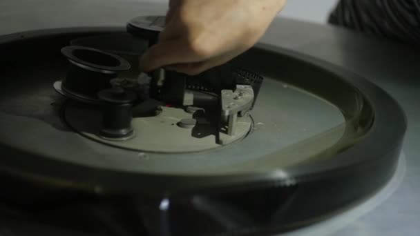 Proses pengisian film di kumparan — Stok Video