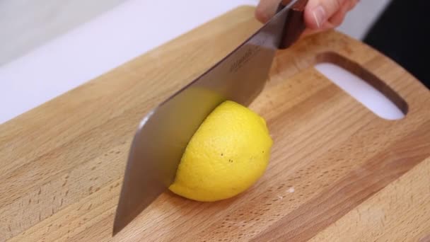 Coltello un taglio succoso limone su uno sfondo bianco . — Video Stock