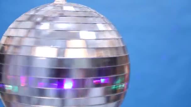 美しいディスコ ボール回転してシームレスな黒背景上にフレアで Mirrorball のループが分離された アニメーション 1080 — ストック動画