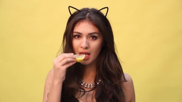 Menina come um limão, se contorce e deixa cair — Vídeo de Stock
