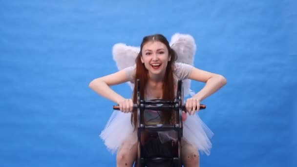Gyönyörű Lány Lovagol Egy Játék — Stock videók