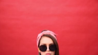 Kız kemikleri ve geviş kırmızı bir arka plan üzerinde patlamaları