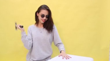 Kız elini komik çekiç