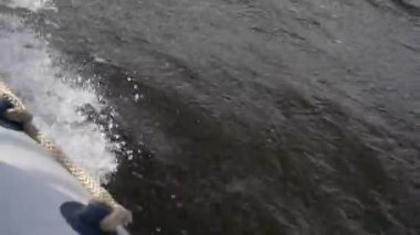 Karanlık su arka planda izole yukarıdaki Powerboat yarış.