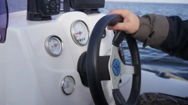 Adam yüksek hızda bir sprey ile bir motorlu tekne yeme