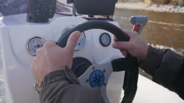 Adam yüksek hızda bir sprey ile bir motorlu tekne yeme
