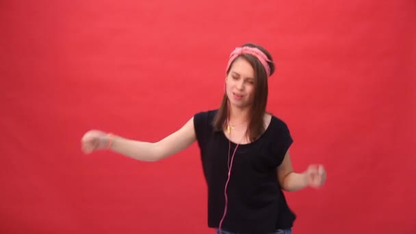 Hippie κορίτσι χορεύουν και διασκεδάζουν σε κόκκινο φόντο — Αρχείο Βίντεο