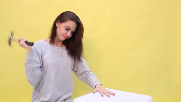 Dívka, klepání rukou komicky — Stock video