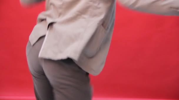 Смешной парень танцует на красном фоне — стоковое видео