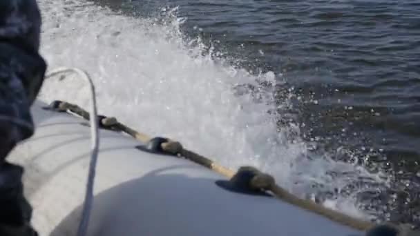 Motorový člun na vodě s potřísnění — Stock video