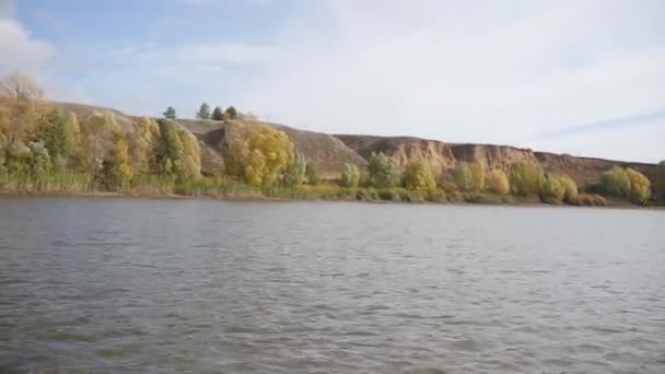 Barco a motor en el agua. Vista de la orilla — Vídeo de stock