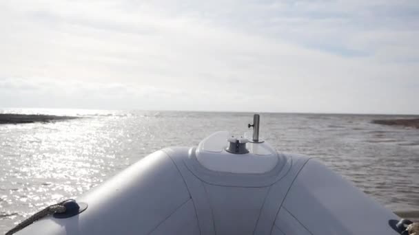 Paseos en barco a motor en el agua con salpicaduras — Vídeos de Stock