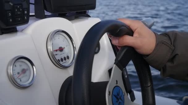 Człowiek jedzenia w łodzi motorowych z natryskiem z dużą prędkością — Wideo stockowe