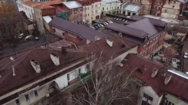 Kazan, Rusya-Jule 7, 2018: eski harap ev yeni konut daireler yakın bir boş çok yer almaktadır