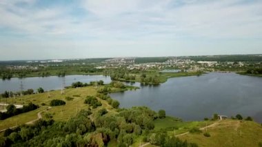 Şehrin Park üzerinde kamera uçuş. Havadan görünüm