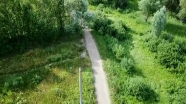 Şehrin Park üzerinde kamera uçuş. Havadan görünüm