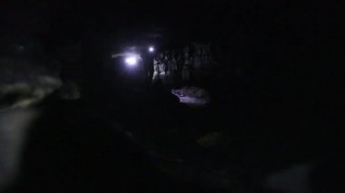 Gezginler karanlık mağarayı keşfedebilirler