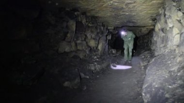 Gezginler karanlık mağarayı keşfedebilirler