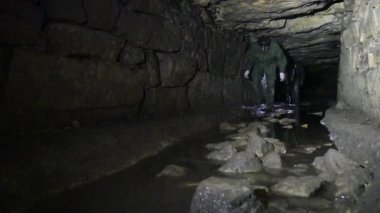 Gezginler karanlık mağarayı keşfedebilirler