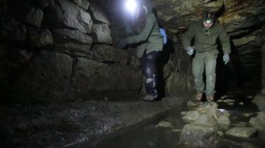 Gezginler karanlık mağarayı keşfedebilirler