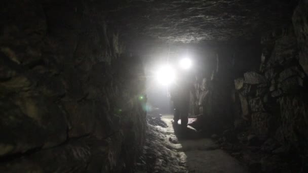 游客探索黑暗的洞穴 — 图库视频影像