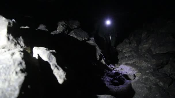 Reizigers verkennen de Dark Cave — Stockvideo