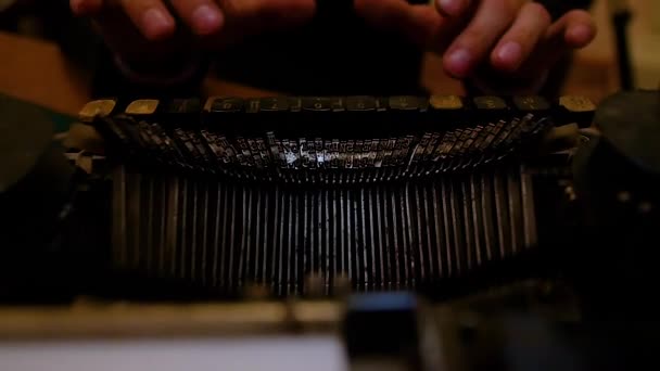 Dactylographie avec machine à écrire rétro. Vue d'en haut .