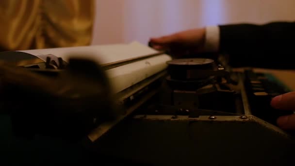 Spisovatel, psaní s retro psací stroj. Pohled shora. — Stock video
