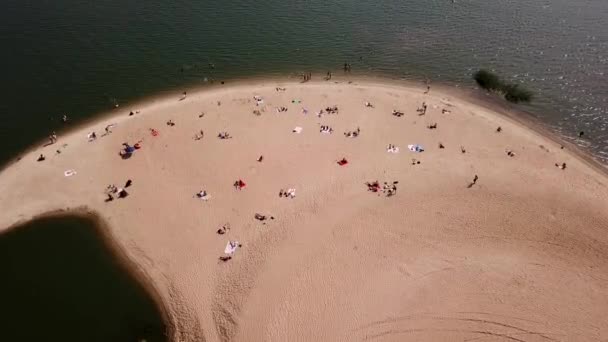 Niños y adultos nadando se divierten en la playa de la ciudad. Vista aérea — Vídeos de Stock