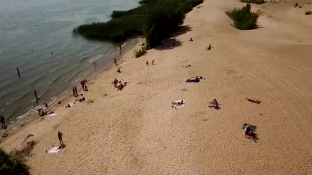 어린이와 성인 수영 도시 해변에서 재미를. 에 어 뷰 — 비디오