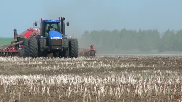 夏のトラクター収穫場 — ストック動画