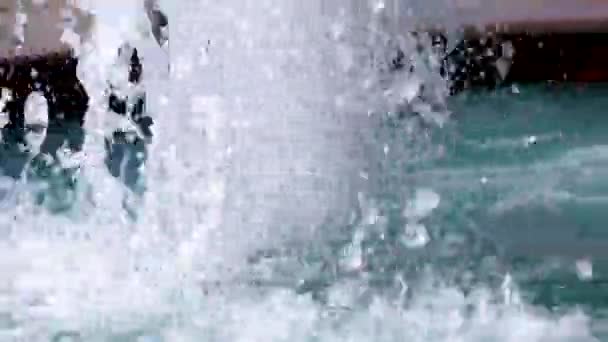 Water druppels glinsteren in de zon, een regenboog verschijnt — Stockvideo