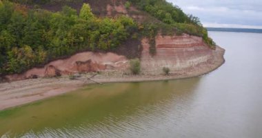 Güneşin doğuşunda güzel ağaçlarla nehir kıyısında havadan görünüm