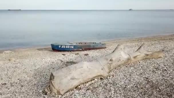 Łódź stoi na plaży — Wideo stockowe