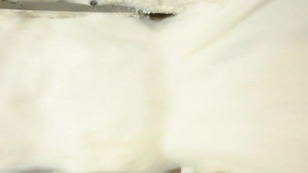 Солодкий цукор або сіль вливають у кулю на чорному тлі. Букет розлитого білого пісочного цукру — стокове відео