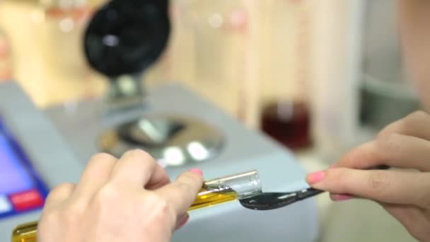 Una mujer en el laboratorio está haciendo una prueba — Vídeos de Stock