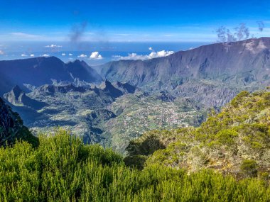 Günbatımı manzaralı Cirque de cilaos Piton des Neiges 'den