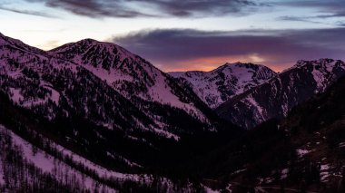 dağlar batımında ski resort Isola 2000, Fransa