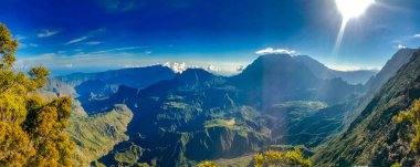 Günbatımı manzaralı Cirque de cilaos Piton des Neiges 'den